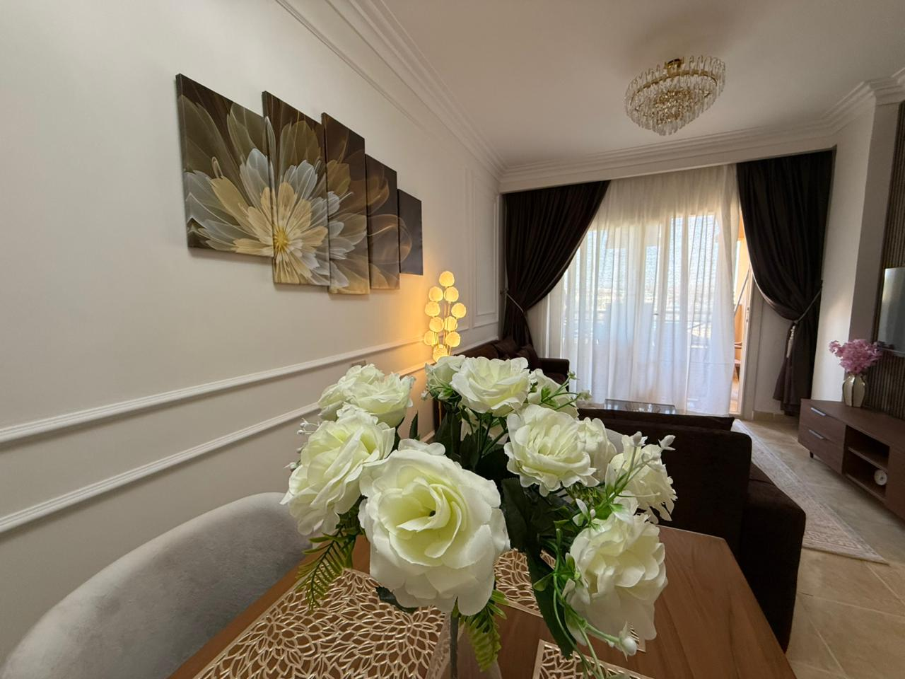 20_Dining_Table_Flowers_Closeup