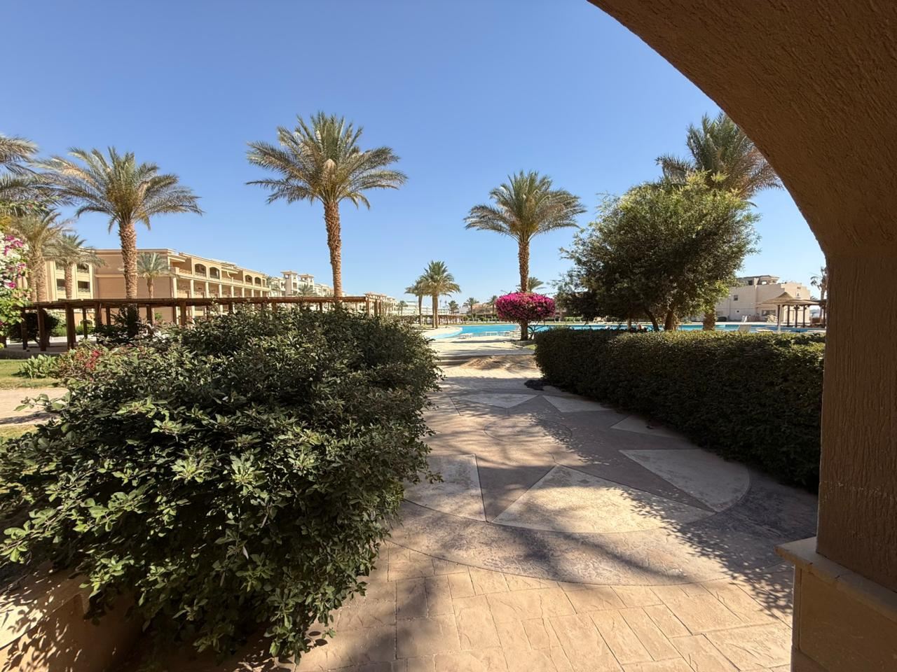 32_Resort_Garden_Walkway