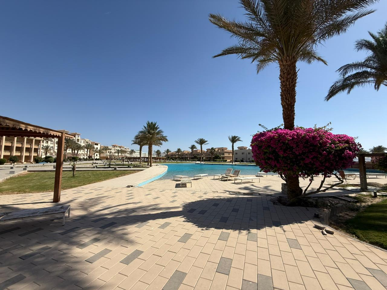 34_Resort_Pool_Bougainvillea